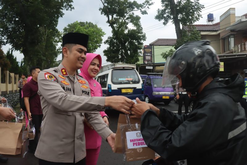 Dalam semangat berbagi di Bulan Suci Ramadhan, Polres Garut bersama Bhayangkari menggelar kegiatan sosial dengan membagikan takjil gratis kepada para pengendara yang melintas di depan Mapolres Garut.