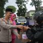 Dalam semangat berbagi di Bulan Suci Ramadhan, Polres Garut bersama Bhayangkari menggelar kegiatan sosial dengan membagikan takjil gratis kepada para pengendara yang melintas di depan Mapolres Garut.