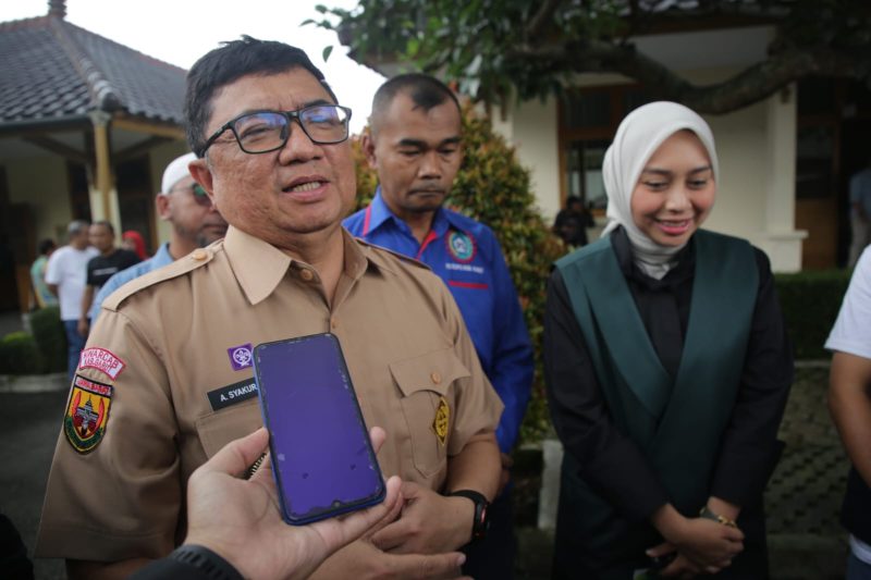 Bupati Garut, Abdusy Syakur Amin, melaksanakan monitoring pelayanan klaim jaminan hari tua (JHT) dan Jaminan Kehilangan Pekerjaan (JKP) oleh Kantor Wilayah (Kanwil) Badan Penyelenggara Jaminan Sosial (BPJS) Ketenagakerjaan Provinsi Jawa Barat, bagi para pekerja PT. Danbi Internasional yang terkena pemutusan hubungan kerja (PHK) beberapa waktu silam. Klaim pencairan JHT dan JKP tersebut berlangsung di Gedung Badan Koordinasi Wilayah Jawa Barat, Jalan Jenderal Ahmad Yani, Garut Kota, Garut pada Jumat (14/3/2025).
