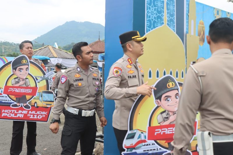 Dalam rangka persiapan Operasi Ketupat Lodaya 2025, Kapolres Garut AKBP Mochamad Fajar Gemilang melaksanakan pengecekan terhadap sejumlah Pos Pengamanan (Pospam) yang akan diterjunkan selama pelaksanaan operasi di beberapa titik yang ada di Wilayah Kabupaten Garut diantaranya Pos Pam Terpadu GTC Limbangan, Pospam Kadungora dan Pos Pam Sigobing. Senin (17/03/2025).