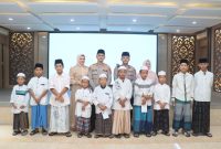 Kapolres Garut AKBP Mochamad Fajar Gemilang beserta PJU Polres Garut dan Pengurus Bhayangkari Cabang Garut menggelar acara buka puasa bersama anak yatim piatu dalam rangka mempererat tali silaturahmi dan berbagi kebahagiaan di bulan suci Ramadan, Kegiatan tersebut diadakan di Aula Mumun Surachman Polres Garut, dengan di hadiri oleh puluhan anak yatim piatu dari berbagai panti asuhan di wilayah Garut. Minggu (16/03/2025).