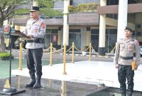 Polda Jawa Barat melaksanakan upacara bendera rutin dalam rangka Hari Kesadaran Nasional bertempat di Lapangan Apel Mapolda Jabar yang dipimpin Wakapolda Jabar serta dilaksanakan oleh Pejabat Utama Polda Jabar, Pamen, Pama, Bintara juga ASN Polda Jabar, Senin, (17/3/2025).