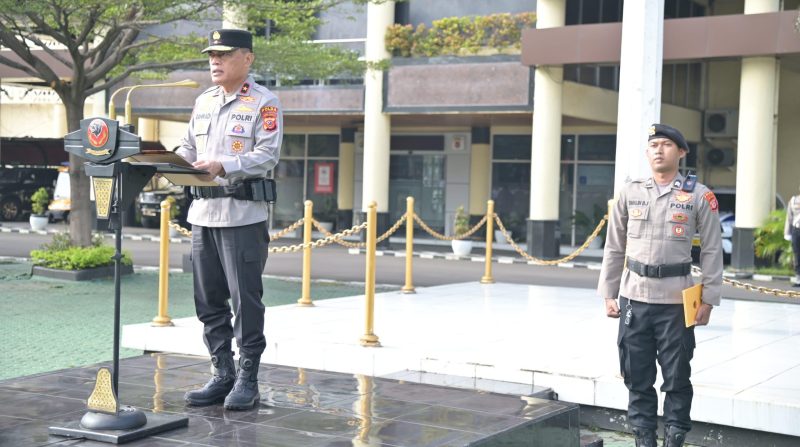 Polda Jawa Barat melaksanakan upacara bendera rutin dalam rangka Hari Kesadaran Nasional bertempat di Lapangan Apel Mapolda Jabar yang dipimpin Wakapolda Jabar serta dilaksanakan oleh Pejabat Utama Polda Jabar, Pamen, Pama, Bintara juga ASN Polda Jabar, Senin, (17/3/2025).