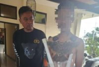 Seorang juru parkir bernama Rizal Setiawan dikeroyok di dalam sebuah minimarket oleh sekelompok orang yang diduga geng motor, Minggu (16/3/2025).