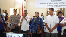 Direktur Utama (Dirut) BPJS Ketenagakerjaan, Anggoro Eko Cahyo, berkunjung ke Kabupaten Garut, Senin (17/3/2025). Kunjungan tersebut dilakukan dalam rangka memastikan kelancaran proses klaim Jaminan Hari Tua (JHT) maupun Jaminan Kehilangan Pekerjaan (JKP) para pegawai PT Danbi Internasional yang terkena Pemutusan Hubungan Kerja (PHK).