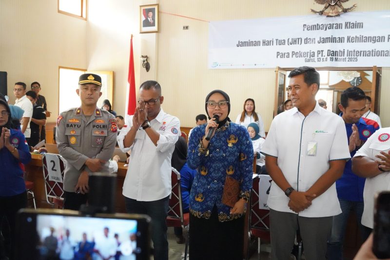 Direktur Utama (Dirut) BPJS Ketenagakerjaan, Anggoro Eko Cahyo, berkunjung ke Kabupaten Garut, Senin (17/3/2025). Kunjungan tersebut dilakukan dalam rangka memastikan kelancaran proses klaim Jaminan Hari Tua (JHT) maupun Jaminan Kehilangan Pekerjaan (JKP) para pegawai PT Danbi Internasional yang terkena Pemutusan Hubungan Kerja (PHK).