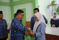 Bupati Garut, Abdusy Syakur Amin, menghadiri acara Silaturahmi dan Dialog Ikatan Alumni (ILUNI) SMPN 2 Garut dalam rangka bakti sosial di bulan Ramadan. Acara ini berlangsung di GOR SMPN 2 Garut, Jalan Ahmad Yani, Kecamatan Garut Kota, pada Senin (17/3/2025).