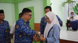 Bupati Garut, Abdusy Syakur Amin, menghadiri acara Silaturahmi dan Dialog Ikatan Alumni (ILUNI) SMPN 2 Garut dalam rangka bakti sosial di bulan Ramadan. Acara ini berlangsung di GOR SMPN 2 Garut, Jalan Ahmad Yani, Kecamatan Garut Kota, pada Senin (17/3/2025).