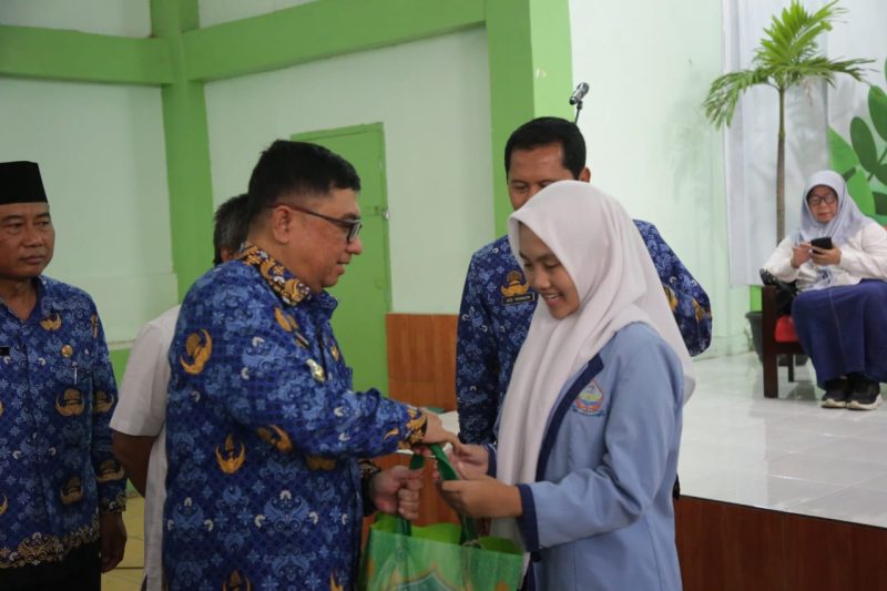 Bupati Garut, Abdusy Syakur Amin, menghadiri acara Silaturahmi dan Dialog Ikatan Alumni (ILUNI) SMPN 2 Garut dalam rangka bakti sosial di bulan Ramadan. Acara ini berlangsung di GOR SMPN 2 Garut, Jalan Ahmad Yani, Kecamatan Garut Kota, pada Senin (17/3/2025).