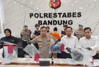 Seorang wanita berinisial BL alias Lexsa telah ditangkap Satuan Reskrim (Satres) Polrestabes Bandung karena telah membunuh temannya sendiri di sebuah kosan di kawasan Ciumbuleuit, Kota Bandung. Pembunuhan tersebut dilatarbelakangi rasa cemburu karena tersangka dan korban merupakan penyuka sesama jenis.