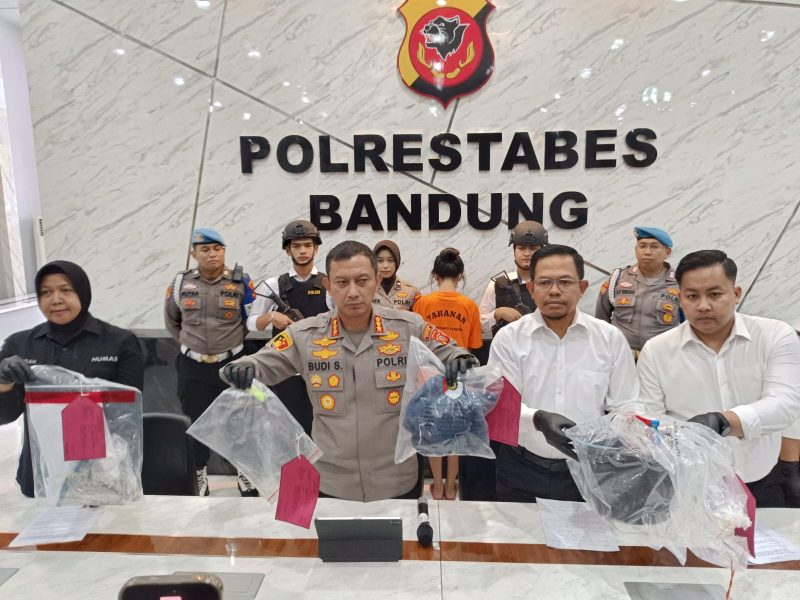 Seorang wanita berinisial BL alias Lexsa telah ditangkap Satuan Reskrim (Satres) Polrestabes Bandung karena telah membunuh temannya sendiri di sebuah kosan di kawasan Ciumbuleuit, Kota Bandung. Pembunuhan tersebut dilatarbelakangi rasa cemburu karena tersangka dan korban merupakan penyuka sesama jenis.