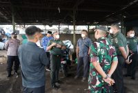 Pangdam III/Siliwangi, Mayjen TNI Dadang Arif Abdurahman, S.E., M.Si., CHRMP., meninjau operasional pengolahan sampah di Tempat Pembuangan Sementara (TPS) Desa Hegarmanah, Kecamatan Jatinangor, Kabupaten Sumedang, (17/03/2025).