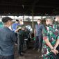 Pangdam III/Siliwangi, Mayjen TNI Dadang Arif Abdurahman, S.E., M.Si., CHRMP., meninjau operasional pengolahan sampah di Tempat Pembuangan Sementara (TPS) Desa Hegarmanah, Kecamatan Jatinangor, Kabupaten Sumedang, (17/03/2025).