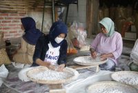 Kepala Dinas Perindustrian, Perdagangan, Energi, dan Sumber Daya Manusia (ESDM) Kabupaten Garut, Ridwan Effendi, mengumumkan kabar ini saat mengunjungi sentra produksi Endog Lewo di Kampung Panyindangan, Kecamatan Malangbong, Selasa (18/3/2025).