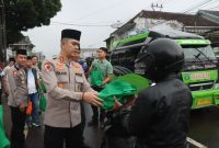Dalam rangka meningkatkan kepedulian sosial, Kapolres Garut, AKBP Mochamad Fajar Gemilang bersama anggota Polsek Cisurupan  melakukan kegiatan pembagian takjil kepada warga dan pengguna jalan di sekitar Polsek Cisurupan, Kabupaten Garut. Selasa (18/03/2025).
