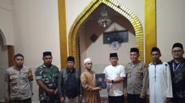 Polsek Leles kembali menunjukkan komitmennya dalam mendukung kegiatan keagamaan, Dalam rangka menyemarakkan bulan suci Ramadhan, Polsek Leles melaksanakan dua kegiatan yang penuh berkah di Masjid Miftahul Jannah, Desa Ciburial, Kecamatan Leles, Kabupaten Garut. Selasa malam (18/03/2025).