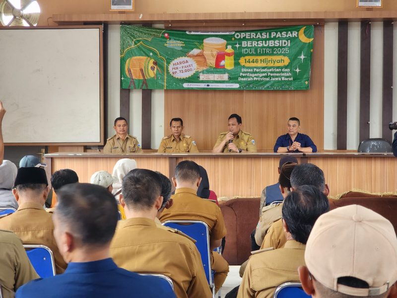 Dinas Perindustrian dan Perdagangan (Disperindag) Provinsi Jawa Barat (Janar) menggelar operasi pasar bersubsidi (OPADI) di Kecamatan Malangbong, Kabupaten Garut, Selasa (18/3/2025). Kegiatan ini merupakan program Provinsi Jabar yang bertujuan untuk menstabilkan harga bahan pokok penting (bapokting) di Bulan Ramadan 1446 H dan menjelang Hari Raya Idulfitri.