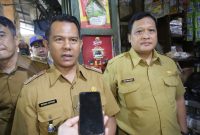 Pelaksana Tugas (Plt) Asisten Perekonomian dan Pembangunan Sekretariat Daerah Kabupaten Garut, Dedi Mulyadi, bersama Kepala Dinas Perindustrian, Perdagangan, dan ESDM (Disperindag dan ESDM) Kabupaten Garut, Ridwan Efendi, melakukan pengecekan stok dan harga bahan pokok penting (Bapokting) di Pasar Kecamatan Malangbong, Kabupaten Garut, Selasa (18/3/2025).