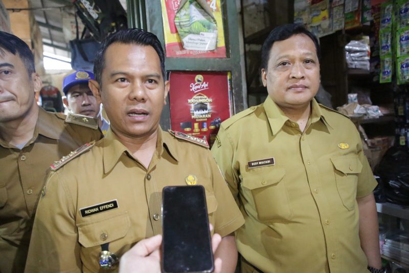 Pelaksana Tugas (Plt) Asisten Perekonomian dan Pembangunan Sekretariat Daerah Kabupaten Garut, Dedi Mulyadi, bersama Kepala Dinas Perindustrian, Perdagangan, dan ESDM (Disperindag dan ESDM) Kabupaten Garut, Ridwan Efendi, melakukan pengecekan stok dan harga bahan pokok penting (Bapokting) di Pasar Kecamatan Malangbong, Kabupaten Garut, Selasa (18/3/2025).