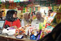 Wakil Bupati Garut, Putri Karlina, melakukan kunjungan ke Pasar Limbangan pada Rabu (19/3/2025) untuk memantau harga dan ketersediaan bahan pokok. Dalam tinjauannya, ia berdialog langsung dengan pedagang dan pembeli guna mendapatkan informasi terkini mengenai kondisi pasar.