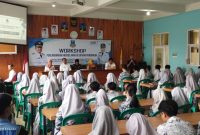 Siswa-siswi SMPN 1 mengikuti workshop yang diadakan oleh Dinas Pengendalian Penduduk, Keluarga Berencana, Pemberdayaan Perempuan, dan Perlindungan Anak (DPPKBPPPA /DP2KBP3A) Kabupaten Garut. Kegiatan workshop tersebut dilaksanakan di aula SMPN 1, Jalan A Yani, Kecamatan Garut Kota, Kabupaten Garut. Rabu (19/03/25).