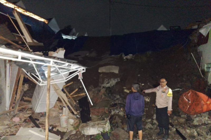 Telah terjadi peristiwa bencana alam di Perumahan Agrenia, Desa Sirnajaya, Kecamatan Tarogong Kaler, Kabupaten Garut. Sebuah tembok penahan tanah yang berada di lokasi tersebut runtuh dan menimpa dua unit rumah yang berada di Perumahan Bumi Malayu Tahap II, yang terletak tidak jauh dari Perumahan Agrenia. Pada hari Rabu, 19 Maret 2025, sekitar pukul 17.00 WIB, 