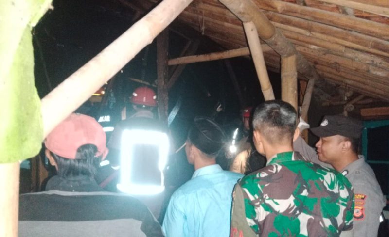 Kebakaran melanda sebuah rumah di Kp. Nakgrak, Rt/Rw 02/07, Desa Mekarsari, Kecamatan Selaawi, Kabupaten Garut. Kebakaran tersebut terjadi di rumah milik Sdr. Amin, seorang pengrajin, dengan ukuran bangunan 9x6 meter persegi.