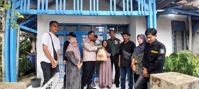 Dalam rangka menunjukkan kepedulian terhadap masyarakat yang membutuhkan, Polres Garut melalui Polsek Leles melaksanakan kegiatan sosial berupa pembagian sembako kepada masyarakat yang membutuhkan di Kp. Lembangsaat, Desa Cipancar, Kecamatan Leles, Kabupaten Garut, Rabu (19/03/2025).