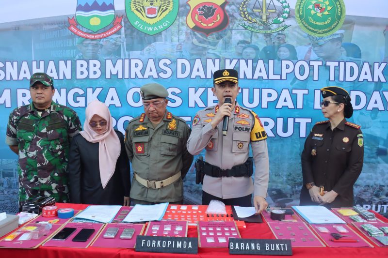 Polres Garut menggelar konferensi pers untuk memaparkan sejumlah capaian penting dalam penegakan hukum, yang mencakup pengungkapan peredaran minuman keras (miras), penindakan terhadap knalpot kendaraan yang tidak sesuai spesifikasi teknis, serta pengungkapan kasus tindak pidana narkotika dan penyalahgunaan narkoba pada periode Januari hingga Maret 2025. Kamis (20/03/2025).