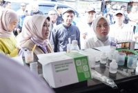 Wakil Bupati Garut, Putri Karlina bersama Dinas Perikanan dan Peternakan (Diskanak) Kabupaten Garut, melakukan inspeksi di Pasar Limbangan guna memastikan keamanan baham pangan hewani, Bl. Limbangan, Kabupaten Garut, Rabu (19/3/2025).