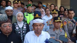 Gubernur Jawa Barat, H. Dedi Mulyadi S.H., M.M., bersama Kapolda Jawa Barat, Irjen. Pol. Dr. Akhmad Wiyagus S.I.K., M.Si., M.M., menghadiri acara pemberian kompensasi biaya operasional bagi tukang andong dan becak yang terdampak selama arus mudik dan balik Lebaran 2025/1446 H yang dilaksanakan di Aula Mumun Surachman, Polres Garut.