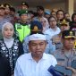Gubernur Jawa Barat, H. Dedi Mulyadi S.H., M.M., bersama Kapolda Jawa Barat, Irjen. Pol. Dr. Akhmad Wiyagus S.I.K., M.Si., M.M., menghadiri acara pemberian kompensasi biaya operasional bagi tukang andong dan becak yang terdampak selama arus mudik dan balik Lebaran 2025/1446 H yang dilaksanakan di Aula Mumun Surachman, Polres Garut.