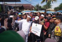 Gubernur Jawa Barat, Dedi Mulyadi, secara langsung menyerahkan kompensasi biaya operasional kepada pemilik angkutan tidak bermotor selama masa arus mudik dan balik Idulfitri 1446 H/2025. Bantuan ini diberikan sebagai upaya mengurangi kemacetan dan memperlancar arus mudik di wilayah Jawa Barat.