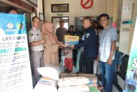 Dalam semangat kepedulian dan berbagi, Polres Garut melalui Seksi Kedokteran dan Kesehatan (Sidokes) menggelar kegiatan Jum’at Berkah dengan berbagi kepada anak yatim dari Yayasan Al-Usman, Sucinaraja, Garut.