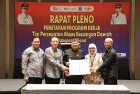 Bupati Garut, Abdusy Syakur Amin, tekankan pentingnya peningkatan akses keuangan bagi masyarakat desa dalam Rapat Pleno Tim Percepatan Akses Keuangan Daerah (TPKAD) Garut yang digelar di Hotel Mercure, Jalan Guntur, Kecamatan Garut Kota, Kabupaten Garut, Jum'at (21/3/2025).