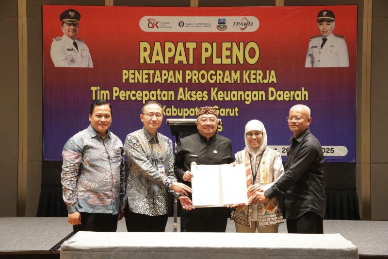 Bupati Garut, Abdusy Syakur Amin, tekankan pentingnya peningkatan akses keuangan bagi masyarakat desa dalam Rapat Pleno Tim Percepatan Akses Keuangan Daerah (TPKAD) Garut yang digelar di Hotel Mercure, Jalan Guntur, Kecamatan Garut Kota, Kabupaten Garut, Jum'at (21/3/2025).
