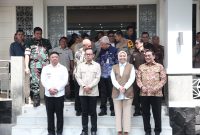 Bupati Garut, Abdusy Syakur Amin, bersama Wakil Bupati Garut, Putri Karlina, menerima kunjungan Wakil Menteri Dalam Negeri (Wamendagri) Republik Indonesia, Bima Arya Sugiarto, di Gedung Pendopo, Kecamatan Garut Kota, Kabupaten Garut, Jumat (21/3/2025). Dalam kunjungan tersebut, Bima Arya menekankan pentingnya penataan Pedagang Kaki Lima (PKL) secara lebih baik dan humanis serta mendorong pengembangan kreativitas di Garut.
