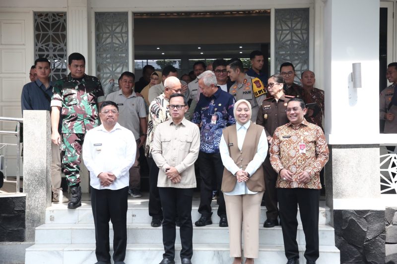 Bupati Garut, Abdusy Syakur Amin, bersama Wakil Bupati Garut, Putri Karlina, menerima kunjungan Wakil Menteri Dalam Negeri (Wamendagri) Republik Indonesia, Bima Arya Sugiarto, di Gedung Pendopo, Kecamatan Garut Kota, Kabupaten Garut, Jumat (21/3/2025). Dalam kunjungan tersebut, Bima Arya menekankan pentingnya penataan Pedagang Kaki Lima (PKL) secara lebih baik dan humanis serta mendorong pengembangan kreativitas di Garut.