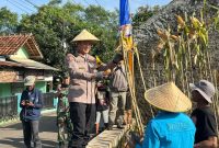 Dalam rangka mendukung program Swasembada Pangan, Polres Garut melaksanakan kegiatan Panen Raya Jagung di lahan Pekarangan Pangan Bergizi yang terletak di Kampung Unggulan Kp. Tipar Rt. 02 Rw. 02 Desa Wanajaya, Kecamatan Wanaraja, Kabupaten Garut, Sabtu (22/03/2025).