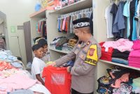 Suasana penuh kebahagiaan mewarnai kegiatan yang di gelar oleh Polres Garut dalam rangka menyambut Hari Raya Idul Fitri 1446 H, Sebanyak puluhan anak-anak yatim piatu dan duafa dari Pondok Pesantren Al-Musyawaroh Cilawu menerima paket baju lebaran secara gratis dari Wakapolres Garut Kompol Bayu Tri Nugraha Hidayat, A.Md., S.E., S.I.K., M.M, Senin (24/03/2025).