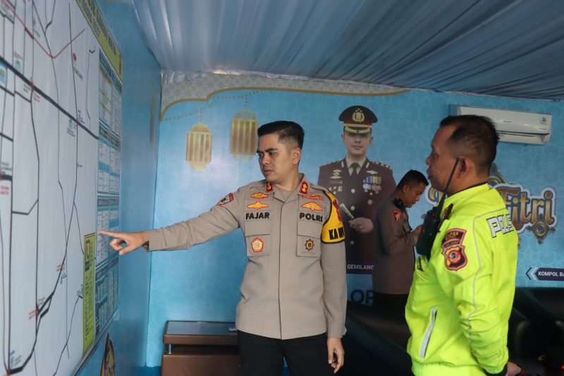 Untuk memastikan kesiapan petugas dan fasilitas selama pelaksanaan Operasi Ketupat Lodaya 2025, Kapolres Garut AKBP Mochamad Fajar Gemilang didampingi PJU Polres Garut melakukan pengecekan di beberapa pos pengamanan (Pospam) yang tersebar di wilayah Garut. Selasa (25/03/2025).