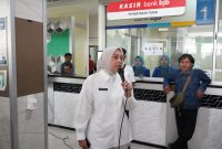 Wakil Bupati Garut, Putri Karlina, meninjau langsung pelayanan di Kantor Samsat Garut, Jalan Suherman, Kecamatan Tarogong Kidul, pada Selasa (25/3/2025).