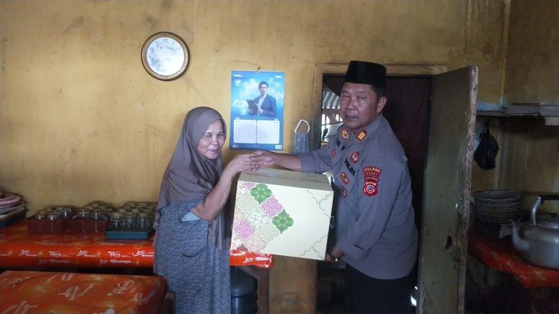 Dalam rangka menyambut Hari Raya Idul Fitri, Polsek Cisompet menggelar kegiatan sosial berupa pembagian paket Lebaran kepada masyarakat yang membutuhkan dan anak-anak yatim piatu di wilayah Kecamatan Cisompet, Kabupaten Garut. Rabu (26/03/2025).