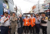 Pemerintah Kabupaten Garut terus berupaya menata sistem perparkiran di wilayah perkotaan dengan menghadirkan seragam baru bagi juru parkir (jukir) resmi. Wakil Bupati Garut, Putri Karlina, secara simbolis menyerahkan seragam tersebut di depan Kantor BRI Cabang Garut, Jalan Ahmad Yani, Kecamatan Garut Kota, Senin (24/3/2025).