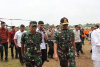 Menjelang Hari Raya Idul Fitri 1446 H/2025 M, Panglima TNI Jenderal TNI Agus Subiyanto, S.E., M.Si., dan Kapolri bersama Menko PMK, Menkes, Menhub, Menteri PPPA dan sejumlah pejabat pemerintah lainnya termasuk Gubernur Jabar, Pangdam III/Slw dan Kapolda Jabar meninjau aktifitas di Rest Area KM 57 Tol Jakarta – Cikampek, Rabu (26/3/2025).