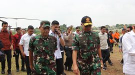Menjelang Hari Raya Idul Fitri 1446 H/2025 M, Panglima TNI Jenderal TNI Agus Subiyanto, S.E., M.Si., dan Kapolri bersama Menko PMK, Menkes, Menhub, Menteri PPPA dan sejumlah pejabat pemerintah lainnya termasuk Gubernur Jabar, Pangdam III/Slw dan Kapolda Jabar meninjau aktifitas di Rest Area KM 57 Tol Jakarta – Cikampek, Rabu (26/3/2025).