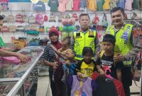 Dalam rangka menyambut Hari Raya Idul Fitri, Kapolsek Samarang AKP Hilman Nugraha, S.H., bersama anggota Polsek Samarang, mengadakan kegiatan sosial berbagi berkah dengan memberikan bantuan pakaian Lebaran kepada anak-anak yatim piatu dan duafa. Kamis (27/03/2025).