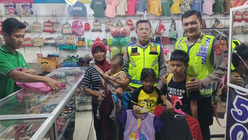 Dalam rangka menyambut Hari Raya Idul Fitri, Kapolsek Samarang AKP Hilman Nugraha, S.H., bersama anggota Polsek Samarang, mengadakan kegiatan sosial berbagi berkah dengan memberikan bantuan pakaian Lebaran kepada anak-anak yatim piatu dan duafa. Kamis (27/03/2025).