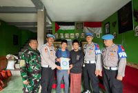 Polres Garut melalui Seksi Propam mengadakan kegiatan silaturahmi yang penuh berkah dan memberikan 30 Al-Qur'an kepada pondok pesantren Darul Bayan Al Islam Tarogong Kidul, Kamis (27/03/2025).