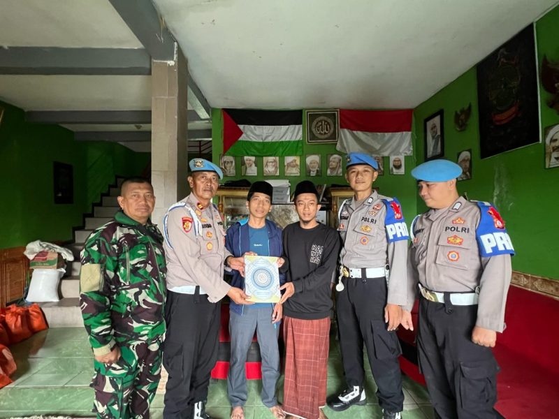 Polres Garut melalui Seksi Propam mengadakan kegiatan silaturahmi yang penuh berkah dan memberikan 30 Al-Qur'an kepada pondok pesantren Darul Bayan Al Islam Tarogong Kidul, Kamis (27/03/2025).